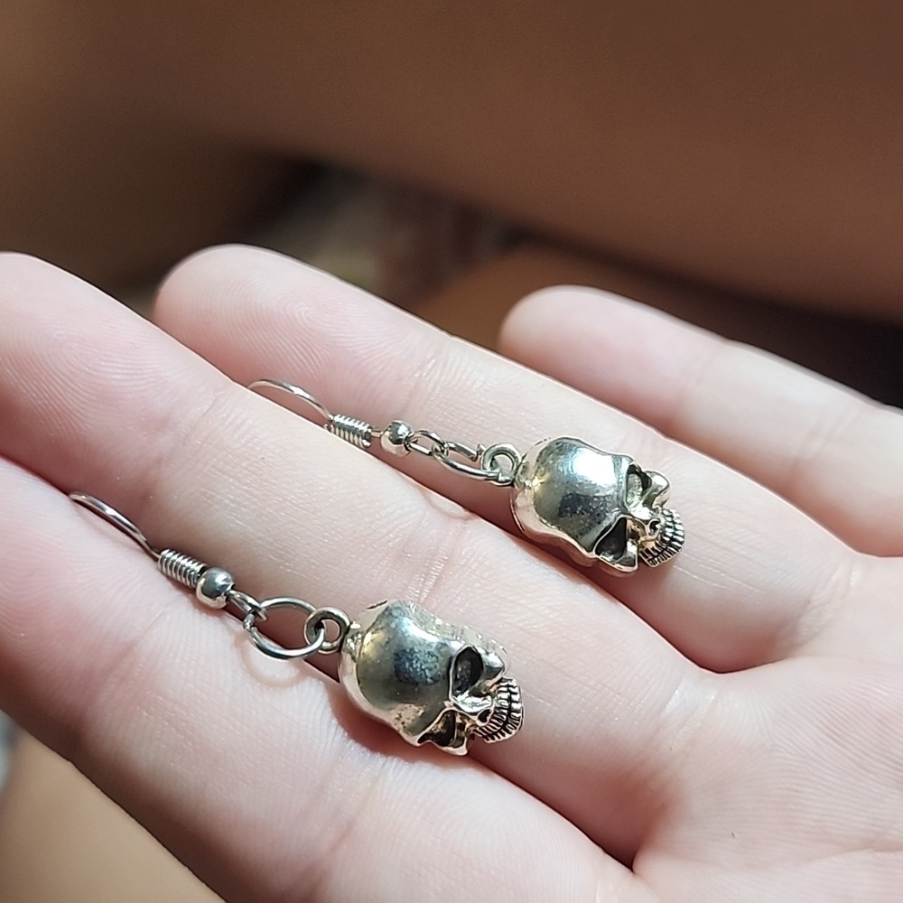 (70) Silver Skull Dangle Earrings